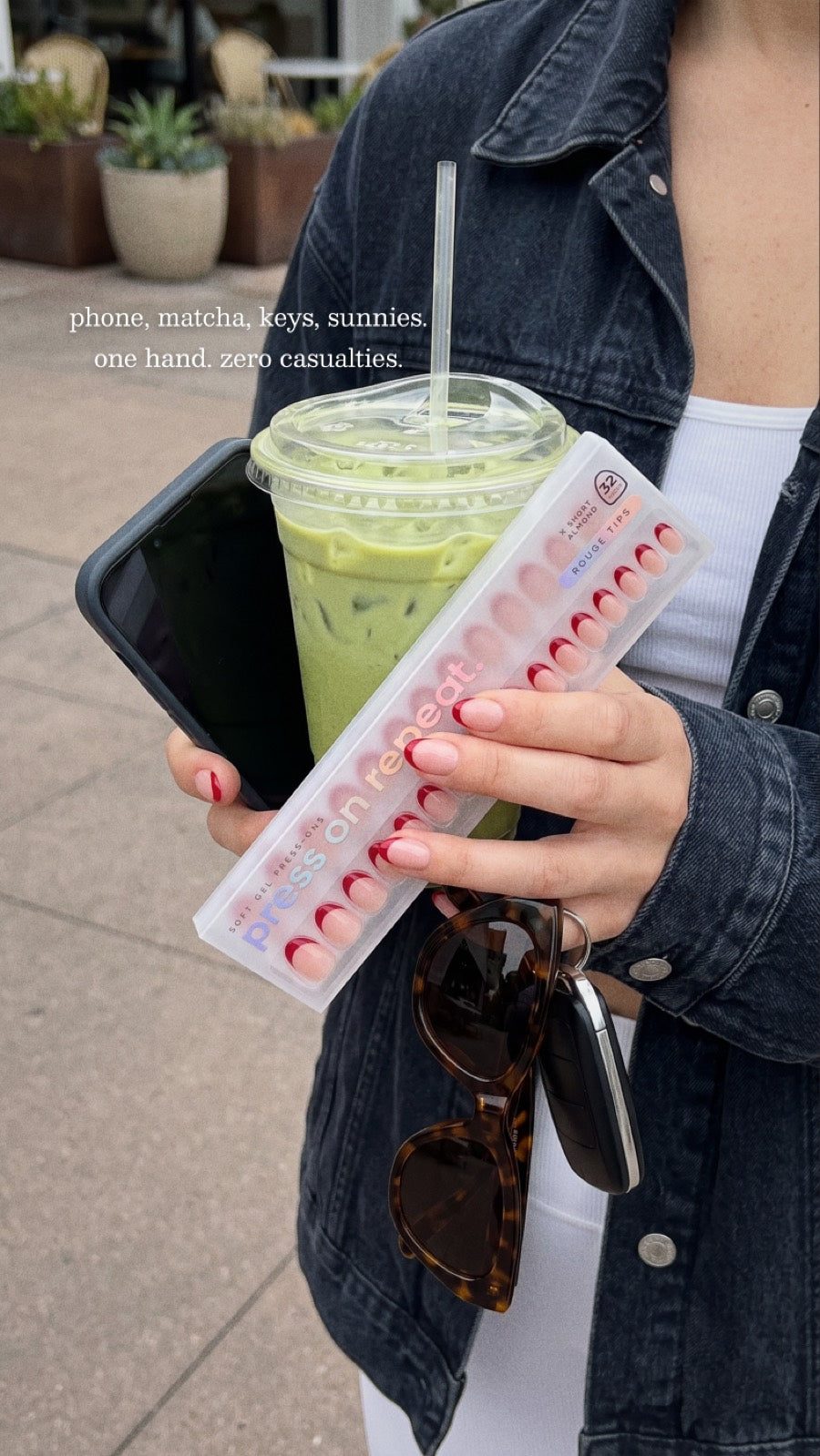 One hand carrying a phone, a matcha, keys and sunglasses: zero casualties.